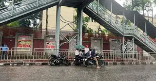 তপ্ত দুপুরে রাজধানীতে মুষলধারে বৃষ্টি, আসতে পারে লঘুচাপ